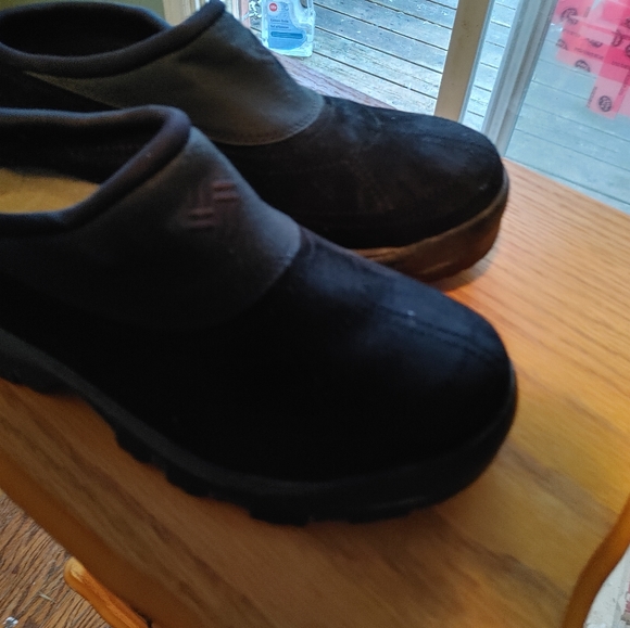 Size 6 Black Suede Columbia hiking shoes - Picture 3 of 3